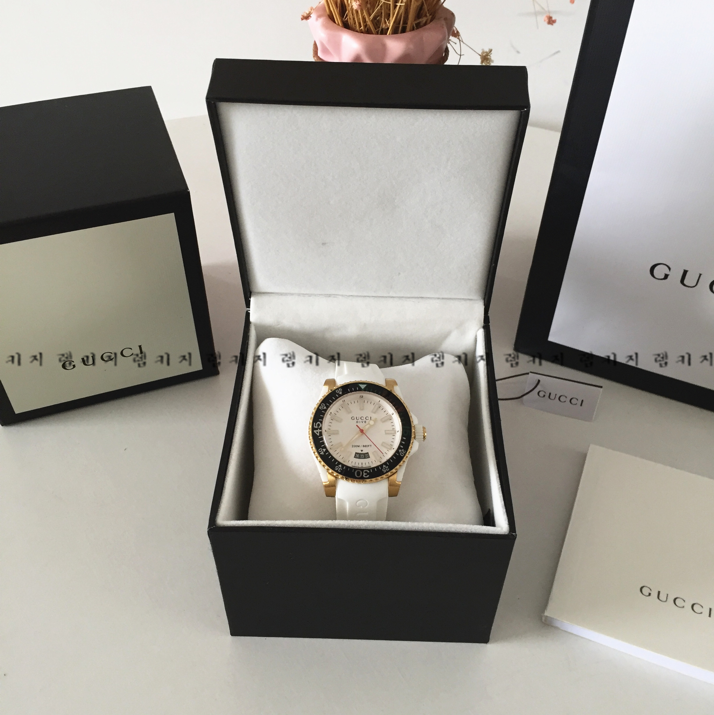 구찌 G 타임리스 다이브 화이트다이얼 우레탄시계